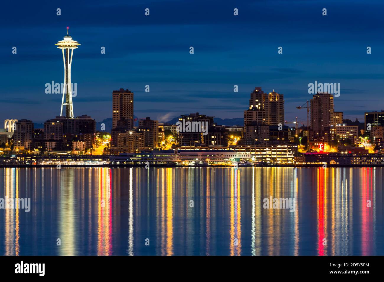 USA, Washington State, Puget Sound und Skyline von Seattle mit Space Needle zur blauen Stunde Stockfoto