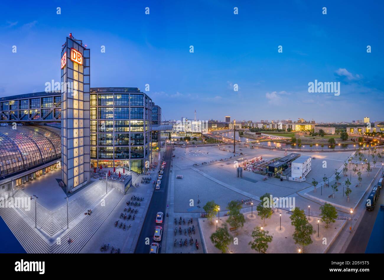 Deutschland, Berlin, Hauptbahnhof und Washingtonplatz in der Dämmerung Stockfoto