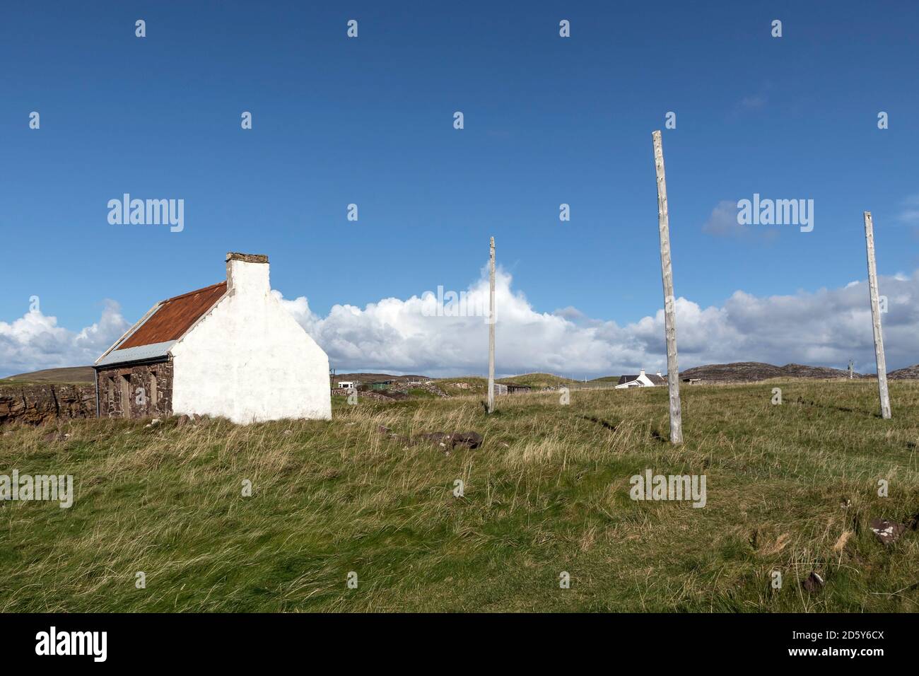 Lachs Angeln Bothy mit Net Drying Posts, Clachtoll, Assynt, NW Highlands, Schottland, Großbritannien Stockfoto