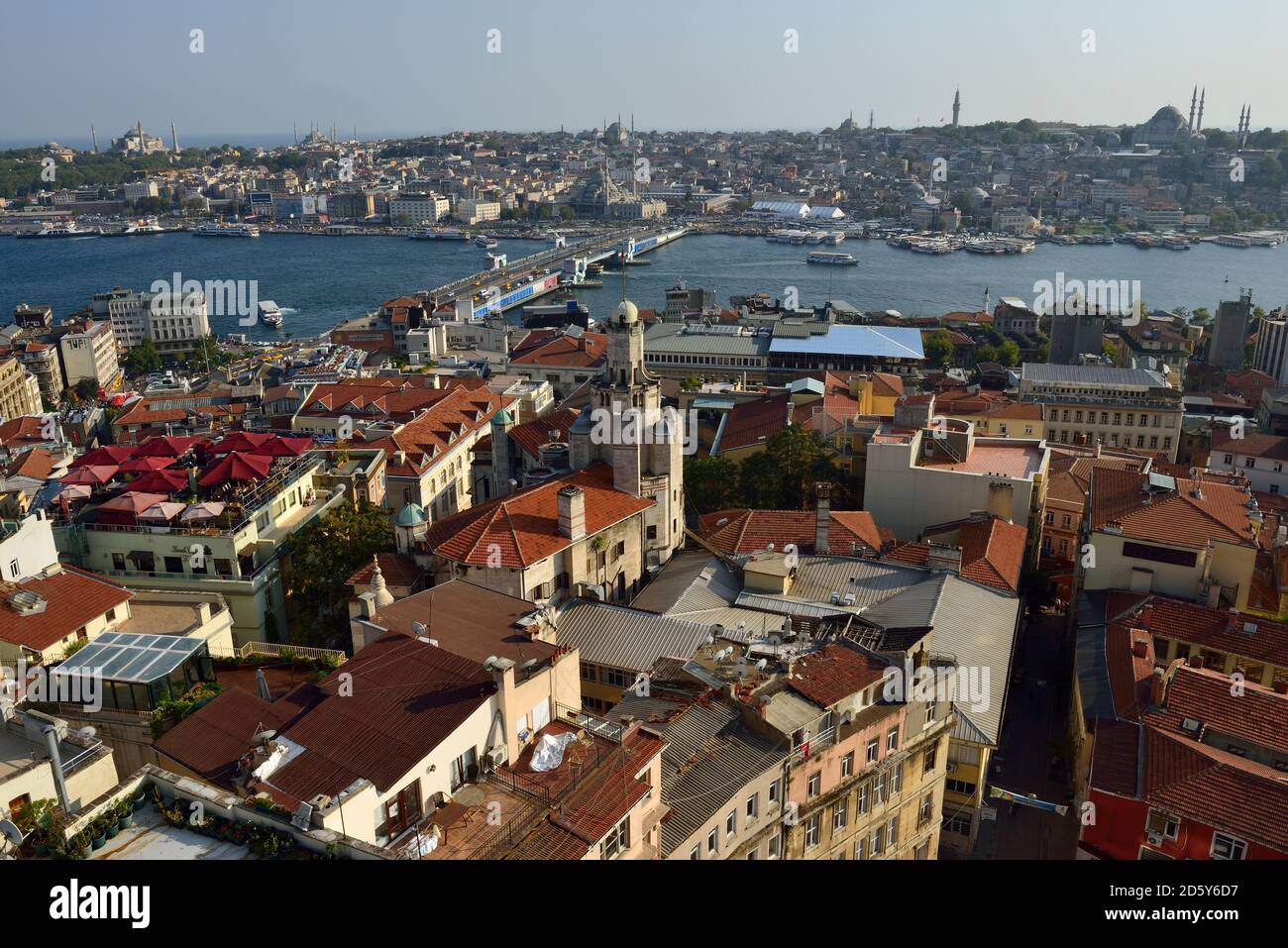 Türkei, Istanbul. Beyoglu, Bosporus, Blick vom Galata-Turm auf Ueskuedar, Galata-Brücke und Golden Horn Stockfoto
