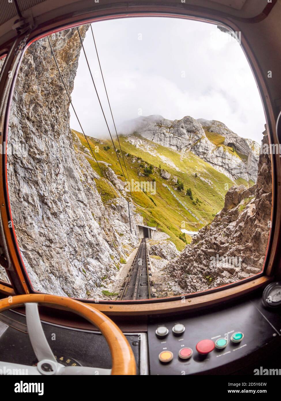 Schweiz, Blick vom Fahrerhaus auf den Zahnradweg Stockfoto