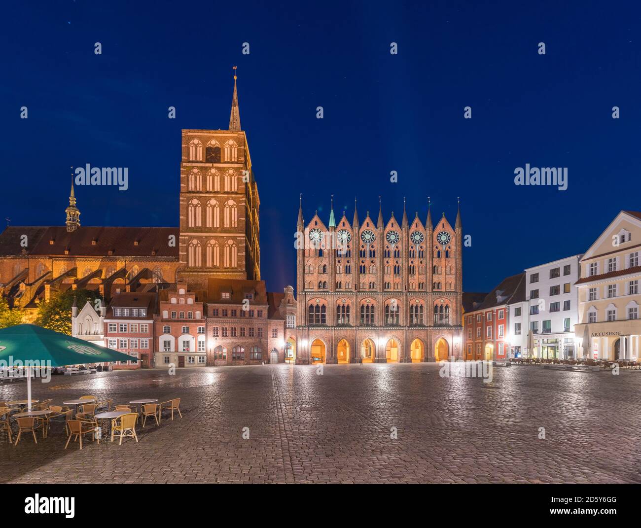 Deutschland, Mecklenburg-Vorpommern, Stralsund, Altstadt, Altmarkt, Nikolaikirche und Rathaus Stockfoto