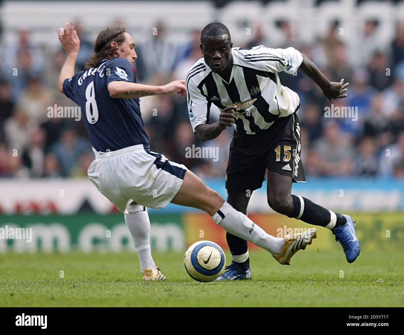 Amdy Faye von Newcastle United geht an Jonathan von West Bromwich Albion vorbei Umweltfreundend Stockfoto