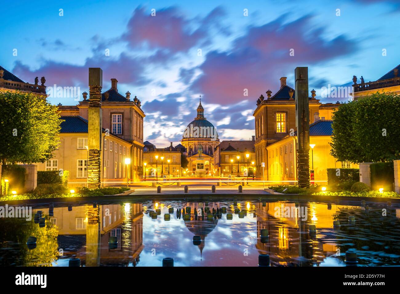 Dänemark, Kopenhagen, beleuchtete Schloss Amalienborg Stockfoto