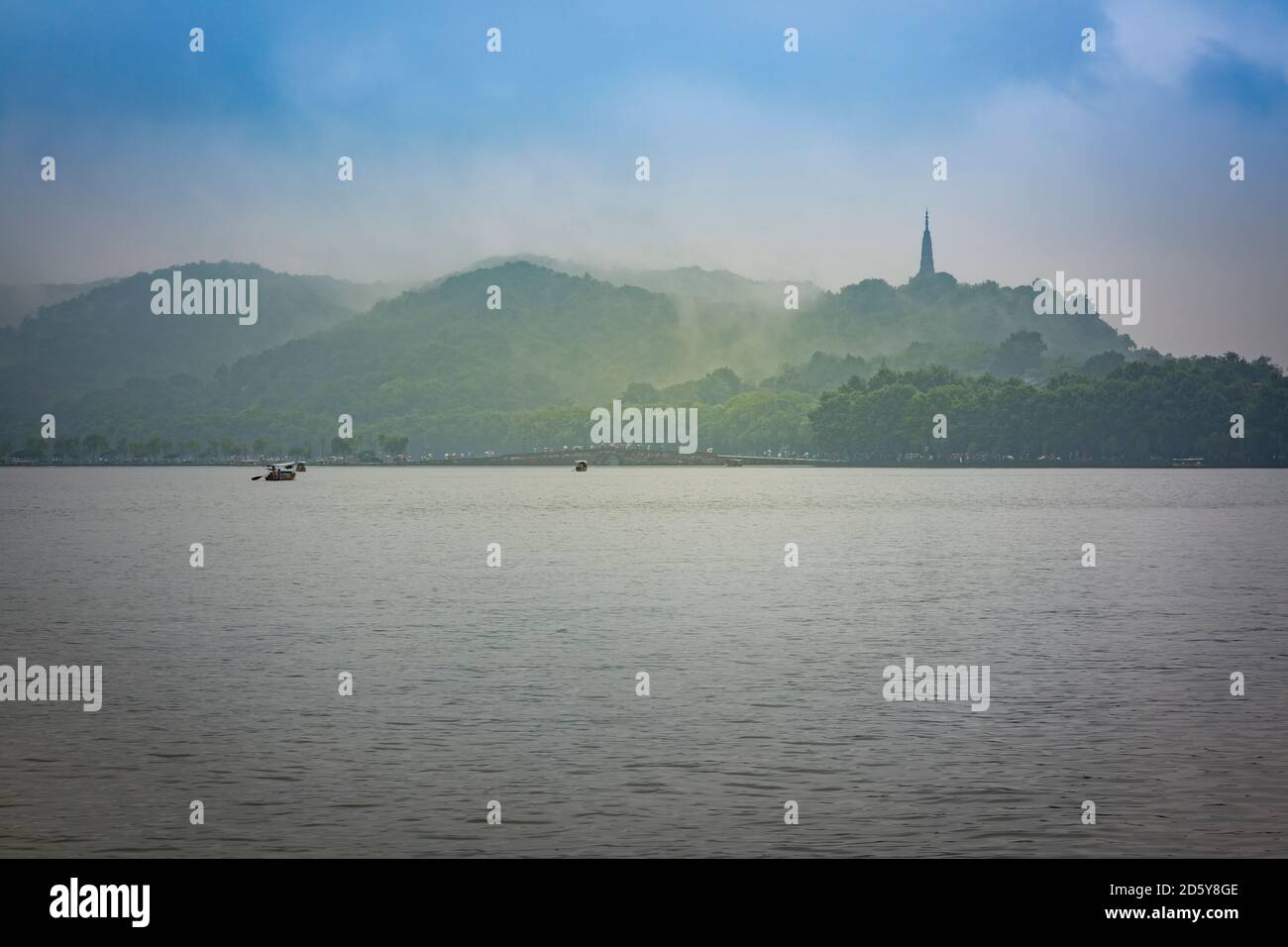 China, Zhejiang, Hangzhou, Westsee mit Booten und Bao Chu Pagode Stockfoto