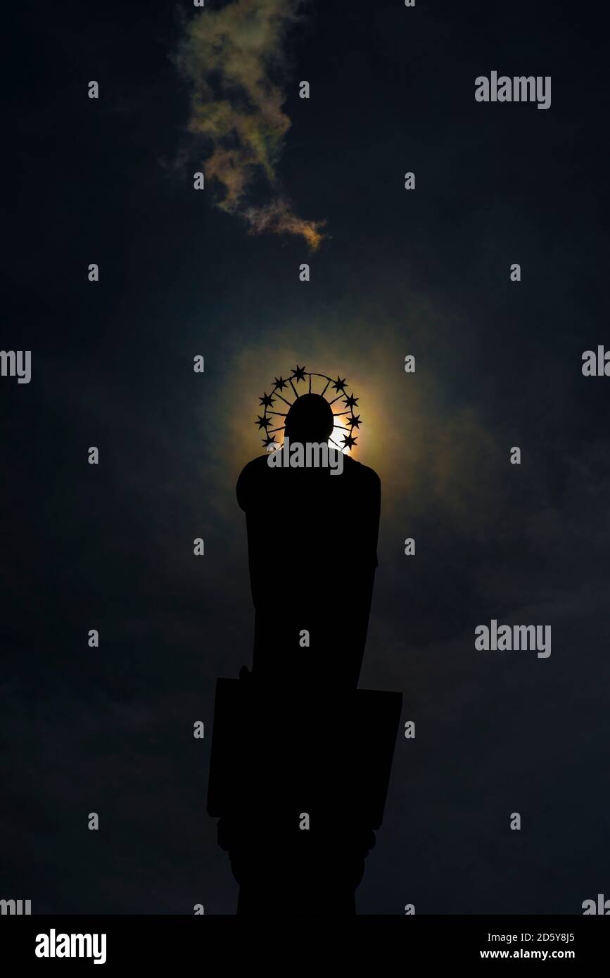 Deutschland, Düsseldorf, Str. Marys Spalte bei Mondschein Stockfoto