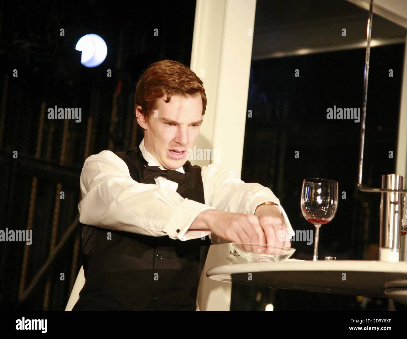 Benedict Cumberbatch (Eisenring) in DEN BRANDSTIFTERN von Max frisch im Jerwood Theatre downstairs, Royal Court Theatre, London SW1 06/11/2007 in einer neuen Übersetzung von Alistair Beaton Design: Anthony ward Regie: Ramin Gray Stockfoto