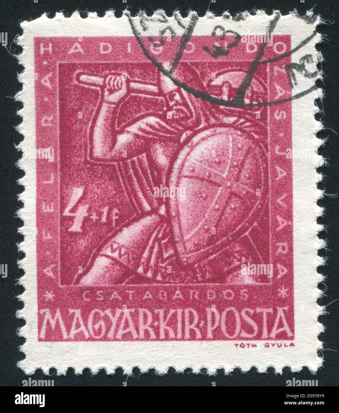 UNGARN - UM 1943: Stempel gedruckt von Ungarn, zeigt Krieger mit Schild und Kampfpickel, um 1943 Stockfoto
