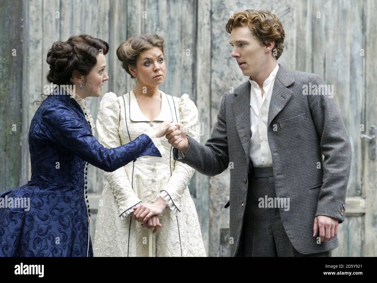 l-r: Rebecca Johnson (Rosalind), Caitlin Mottram (Celia), Benedict Cumberbatch (Orlando) in AS YOU LIKE IT von Shakespeare im Open Air Theatre, Regent's Park, London NW1 10/06/2002 Design: Francis O'Connor Regie: Rachel Kavanaugh Stockfoto