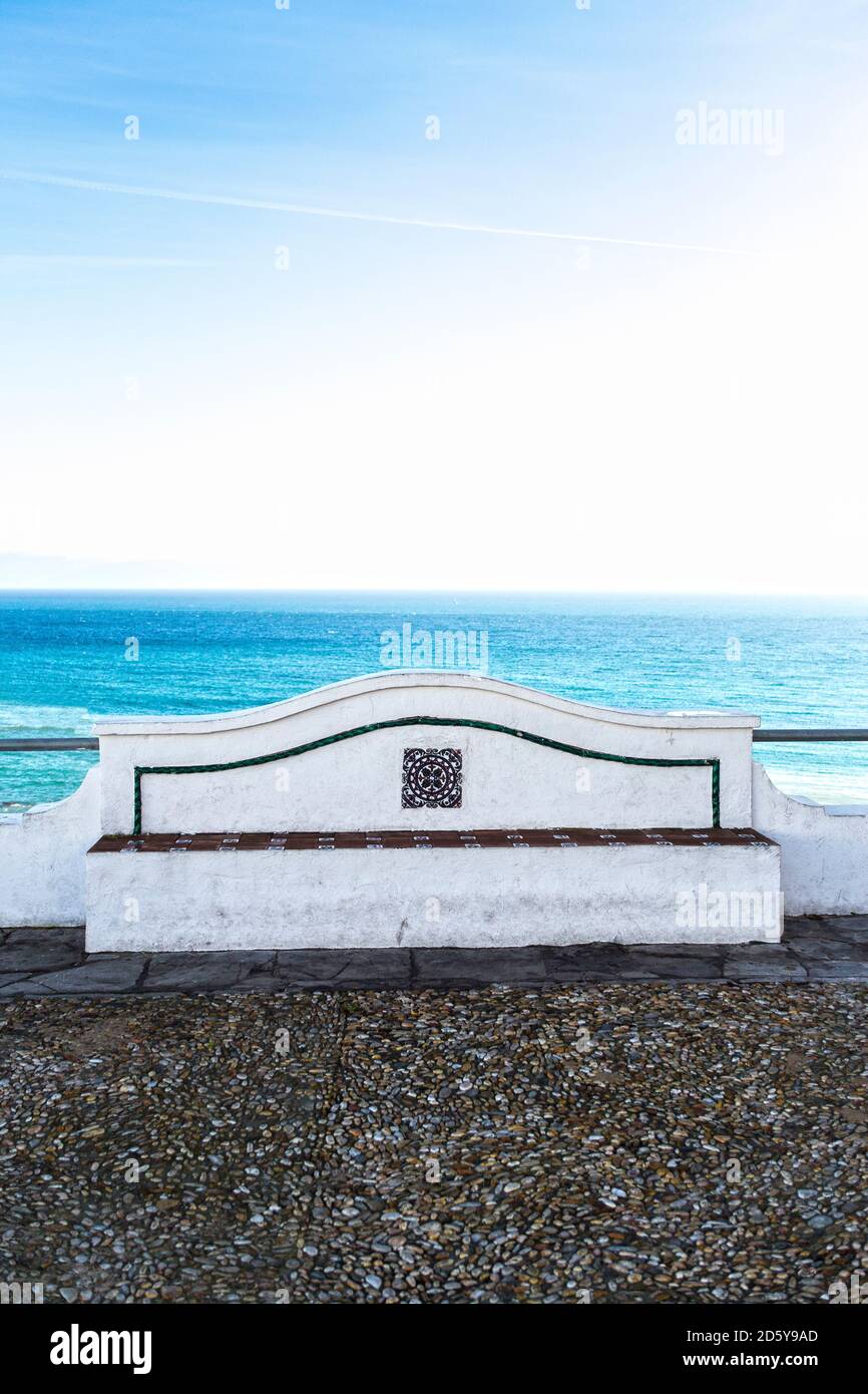 Spanien, Andalusien, Tarifa, Steinbank vorne an der Küste Stockfoto