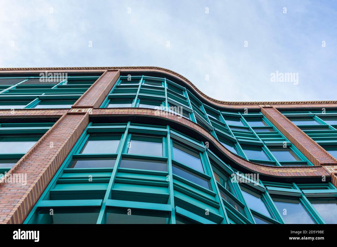Deutschland, Berlin, renovierte alte Industriegebäude mit geschwungenen Fassade Stockfoto