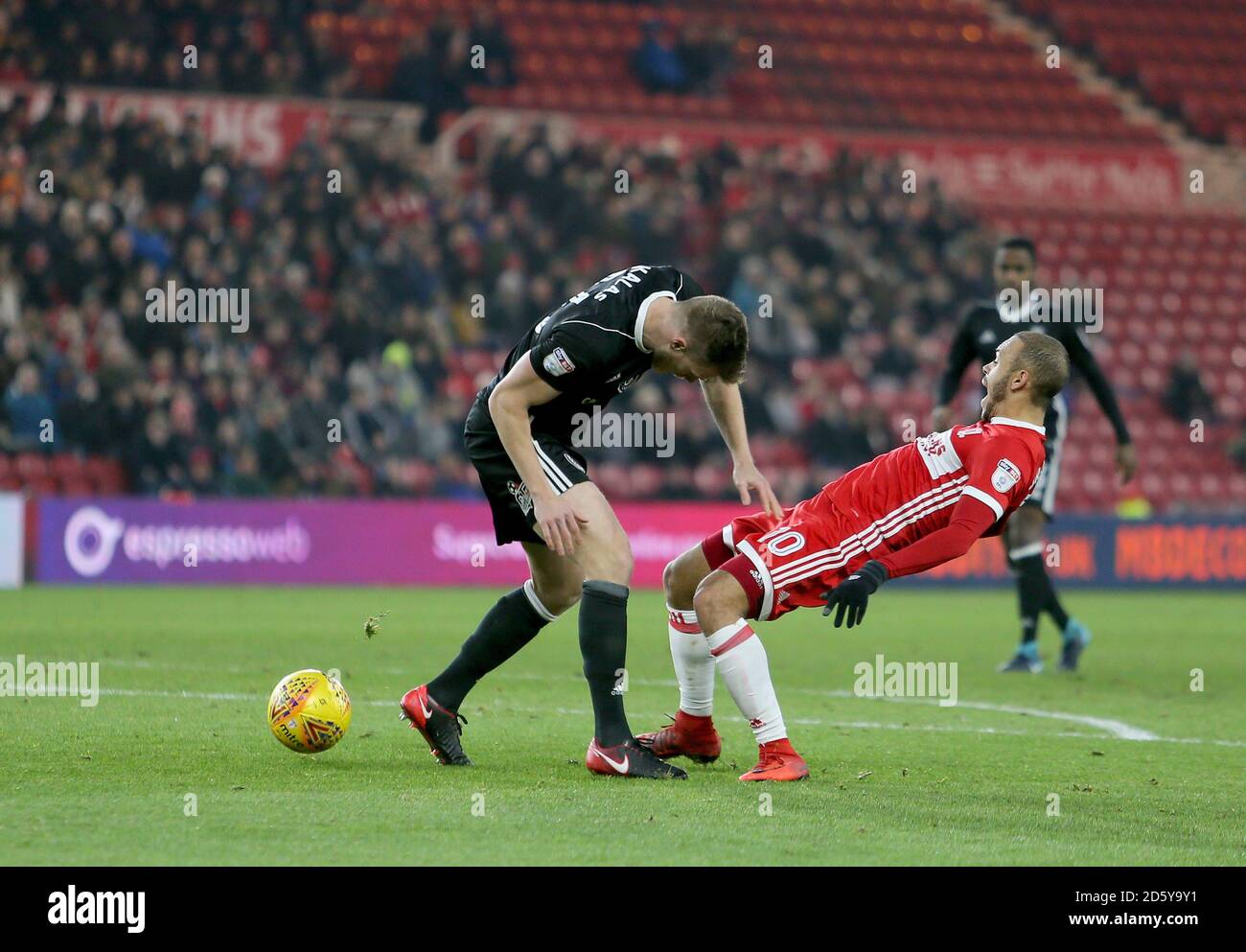 Fulhams Tomas Kalas scheint Middlesbroughs Martin Braithwaite darin zu verfechten Die Gegend Stockfoto