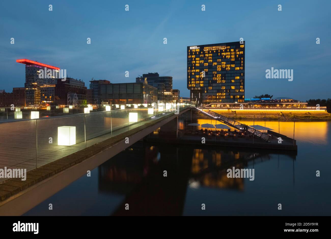 Deutschland, Düsseldorf, Hotel Hyatt Regency und Inside Hotel am Abend Stockfoto