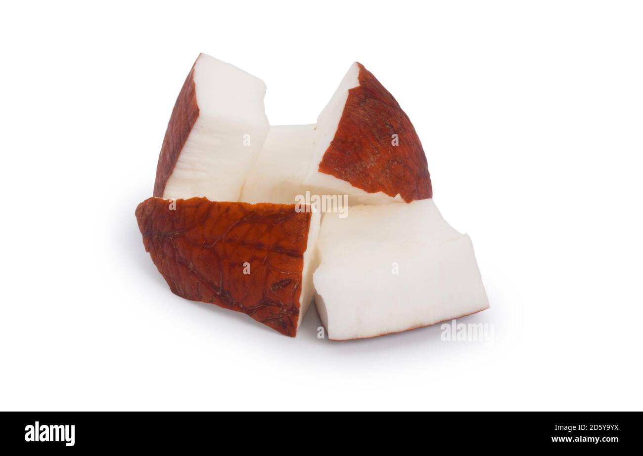 Studioaufnahme von kleinen Kokosnussstücken, gegen die es geschnitten wurde Ein weißer Hintergrund - John Gollop Stockfoto