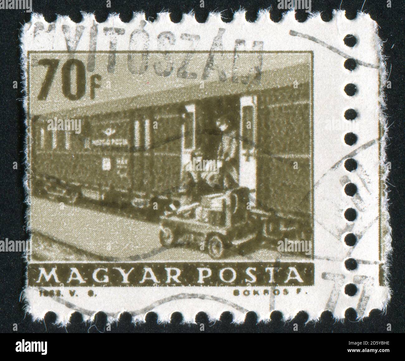 UNGARN - UM 1964: Briefmarke gedruckt von Ungarn, zeigt Eisenbahnpostauto, um 1964 Stockfoto