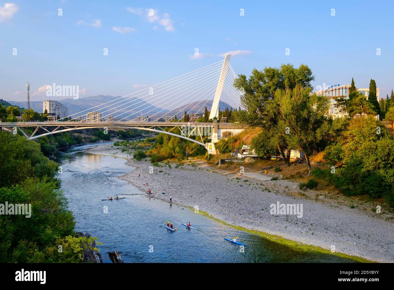 Montenegro, Podgorica, Moraca-Fluss, Millennium-Brücke Stockfoto
