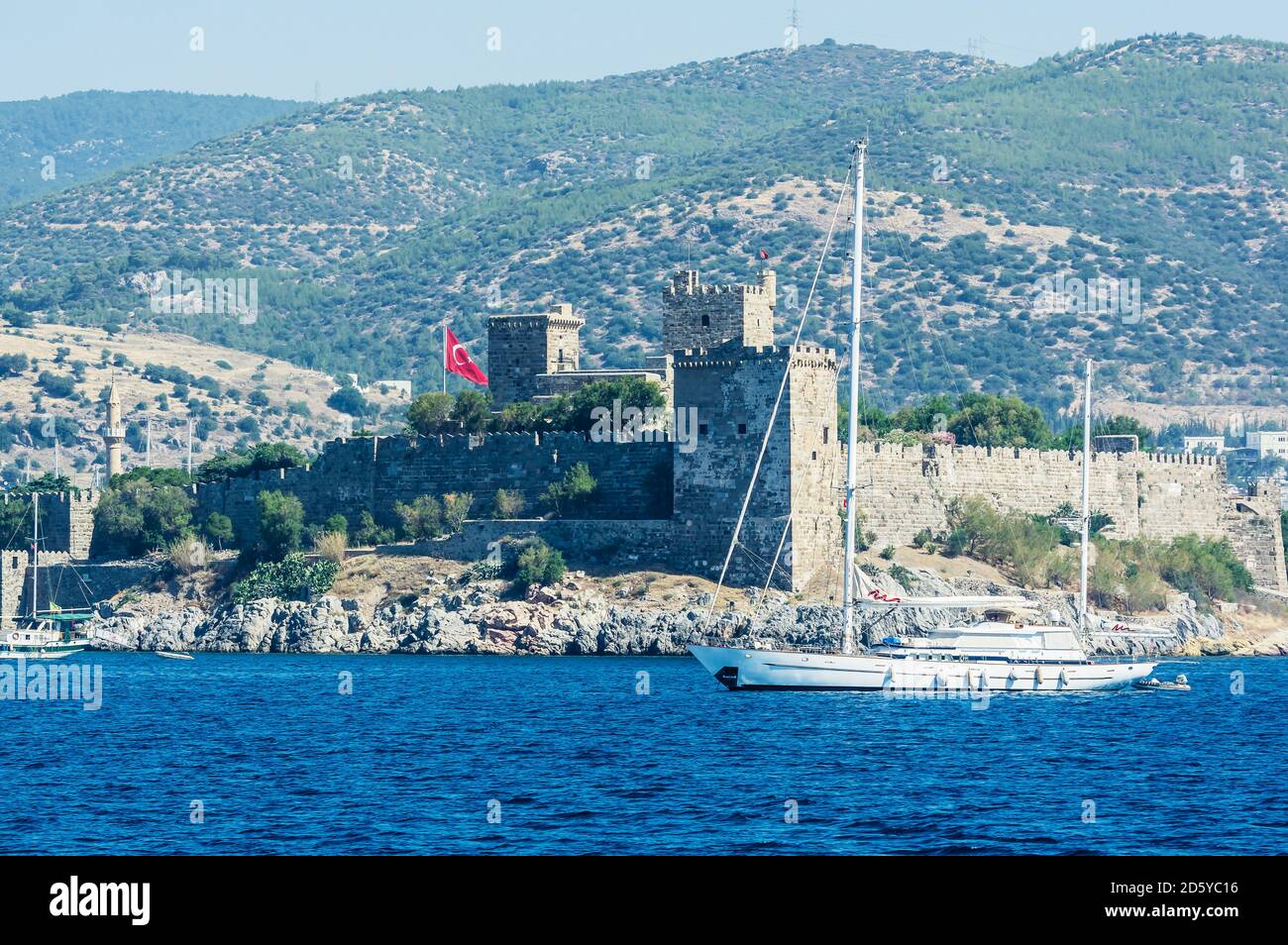 Türkei, Bodrum, Ägäis, Schloss Bodrum und Segelboot Stockfoto