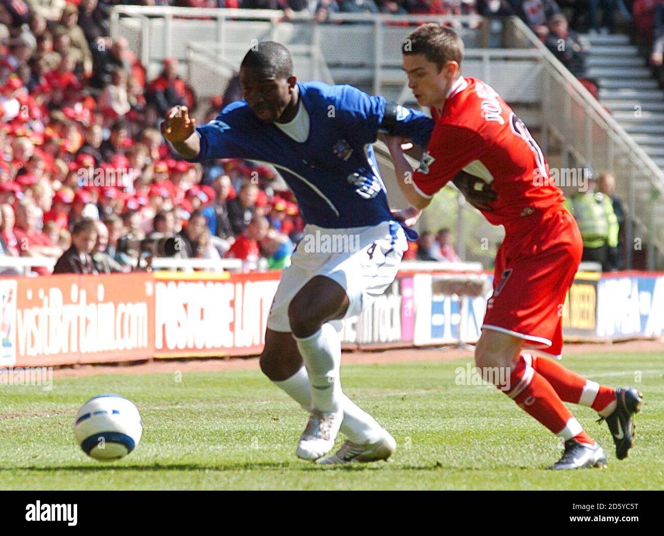 (L-R) Evertons Joseph Yobo und Adam Johnson kämpfen um die Ball Stockfoto