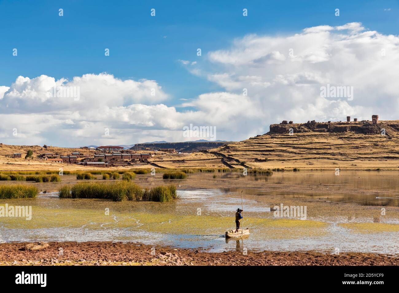 Peru, Anden, Friedhof von Sillulani am Umayo-See und Fischer auf dem Boot aus riesigen Bulrush gemacht Stockfoto