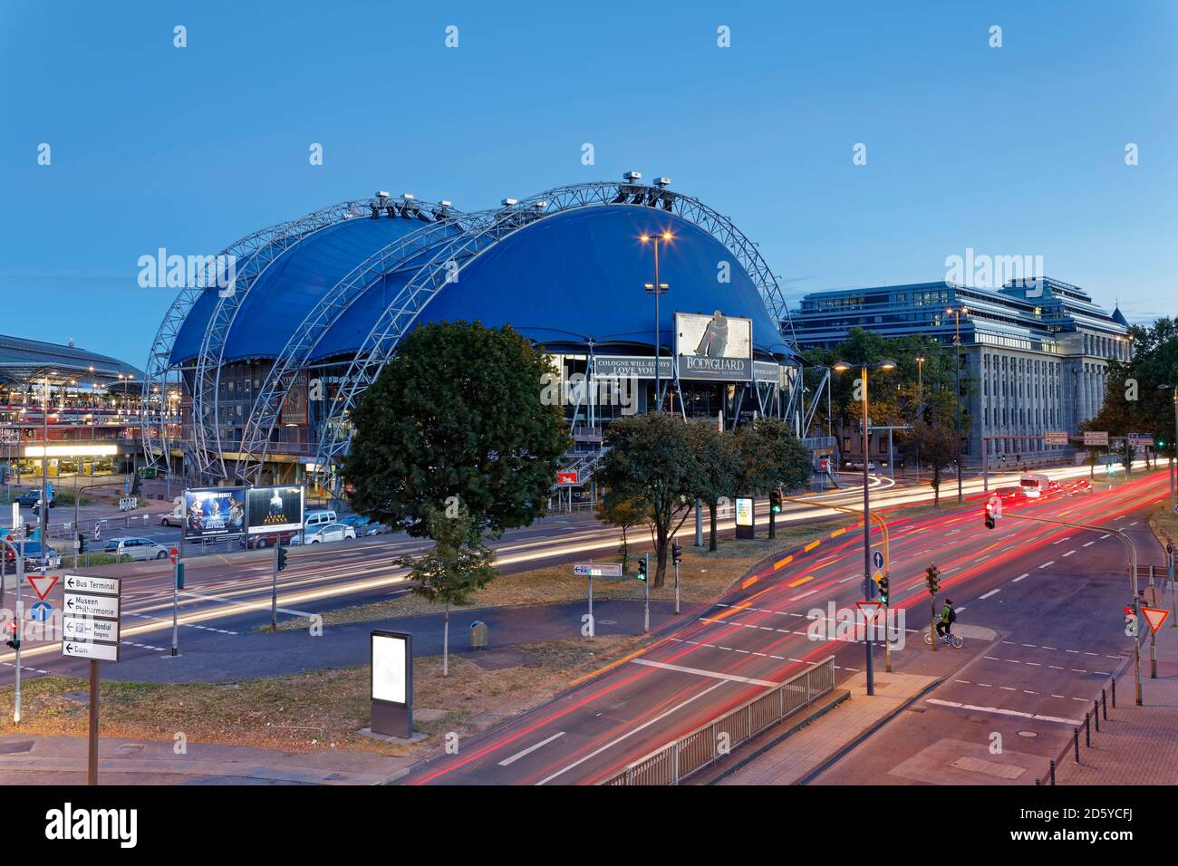 Deutschland, Köln, Musical Dome bei Dämmerung Stockfoto