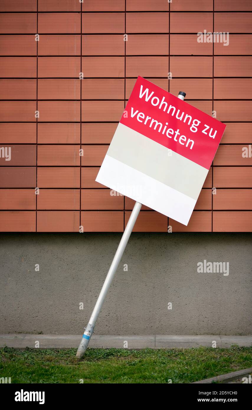 Deutschland, Neuss, Schilder "Wohnung zu mieten" stützte sich auf Fassade Stockfoto