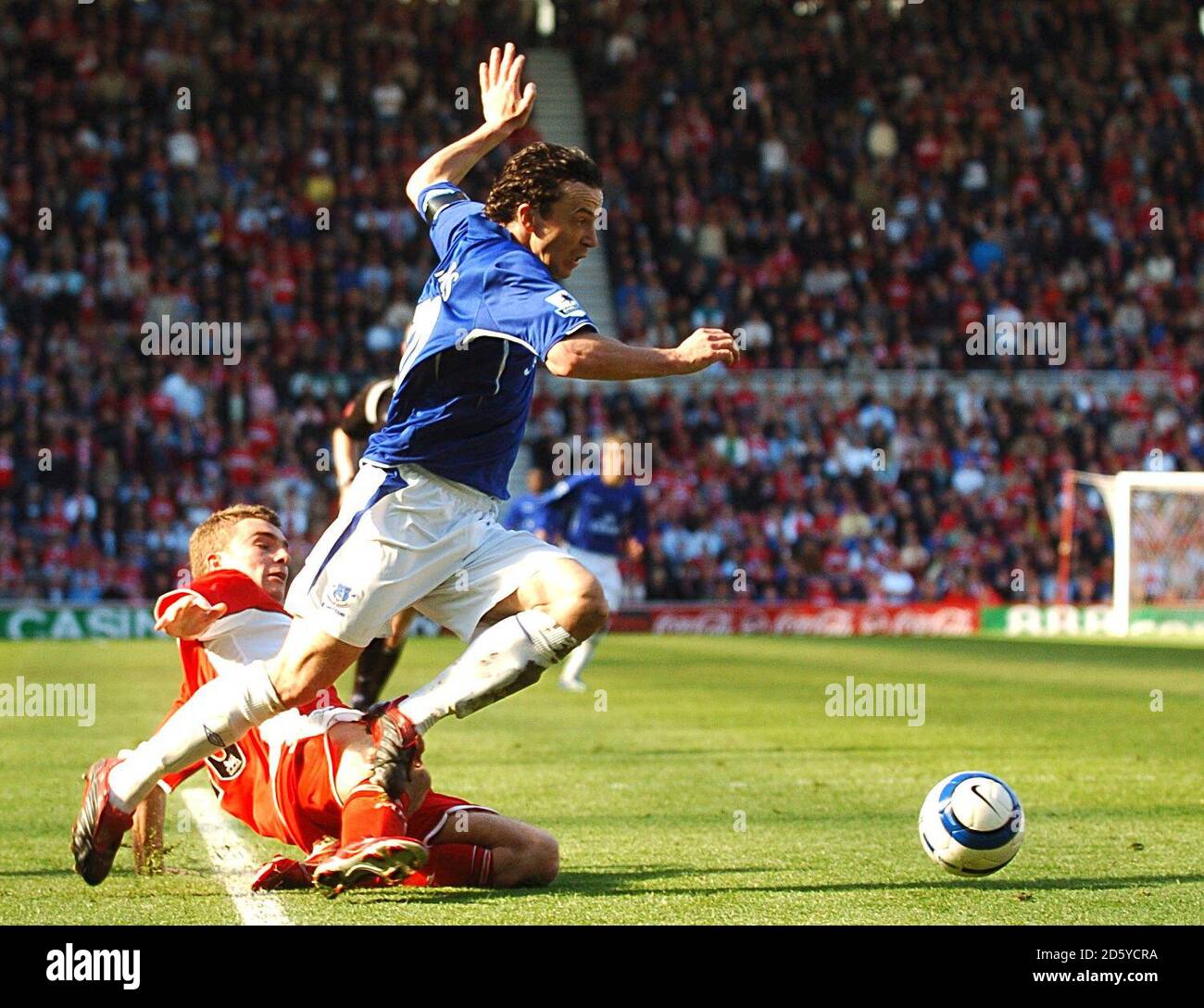 Evertons Simon Davies überspringt eine Middlesbrough-Herausforderung Stockfoto