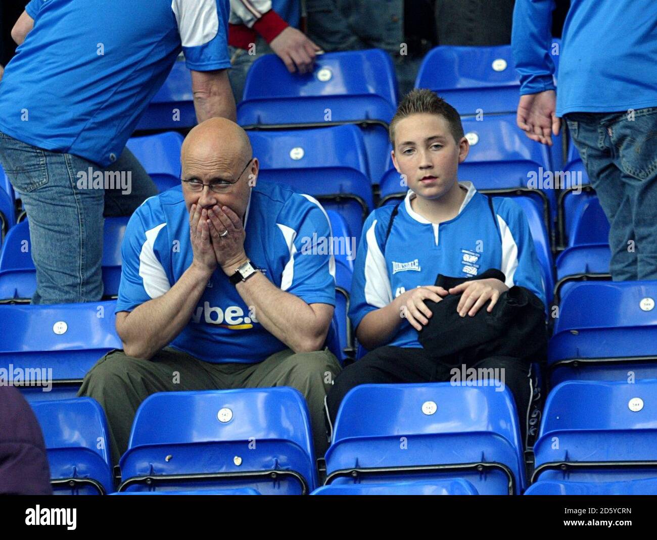 Birmingham City Fans sitzen niedergeschlagen, nachdem sie aus dem abgestiegen sind Premiership Stockfoto