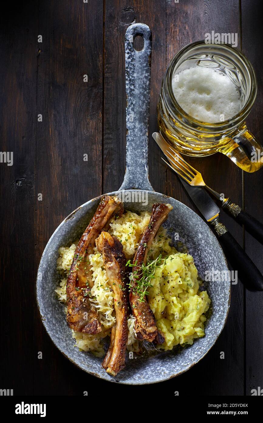 Rippchen mit Sauerkraut und Kartoffelpüree in Pfanne Stockfoto
