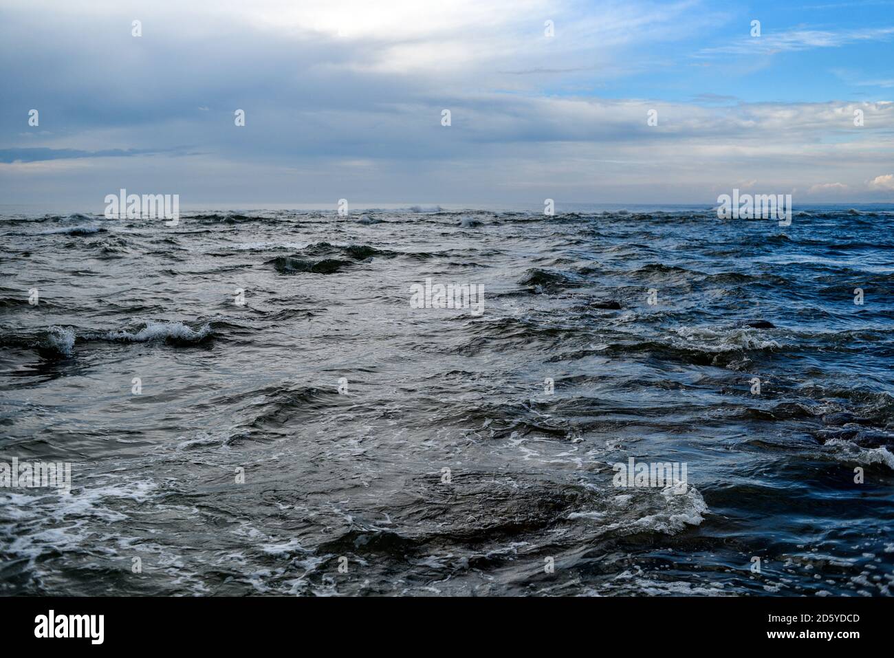 Ein rauer Ozean, raue Wellen auf dem Ozean vor der Küste Frankreichs. Stockfoto