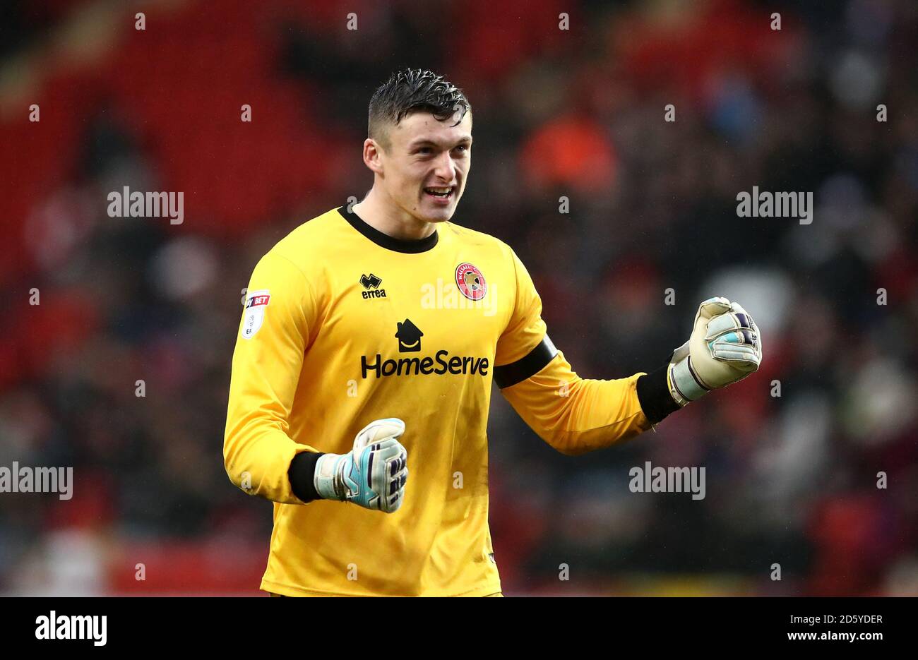 Walsall-Torhüter Liam Roberts feiert ihr Tor Stockfoto