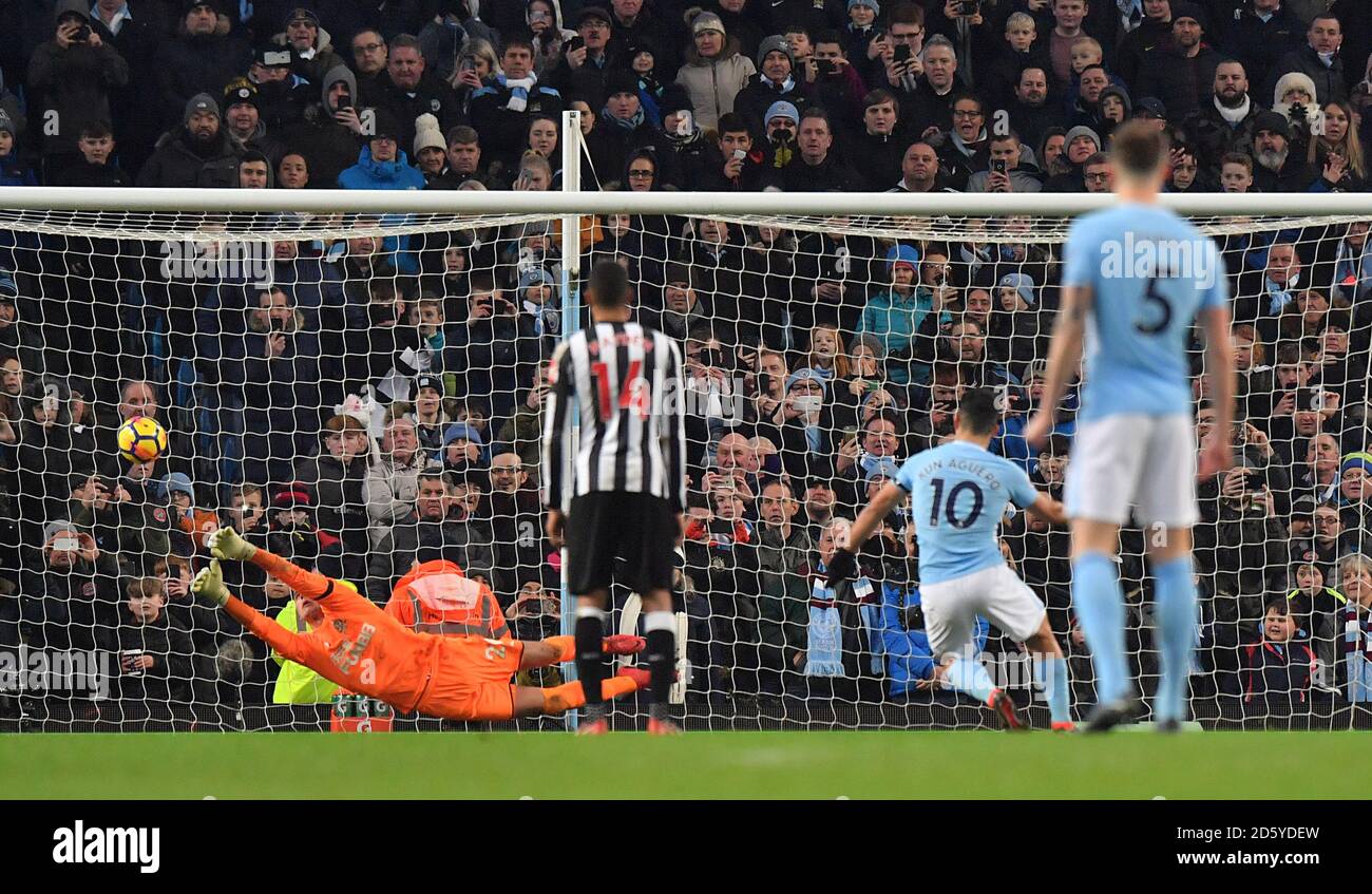 Sergio Aguero von Manchester City erzielt vom Strafpunkt aus das zweite Tor seiner Mannschaft Stockfoto