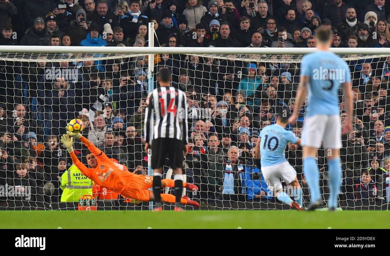 Sergio Aguero von Manchester City erzielt vom Strafpunkt aus das zweite Tor seiner Mannschaft Stockfoto