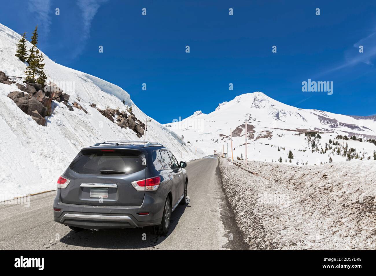 USA, Oregon, Auto auf dem Weg zum Mount Hood Stockfoto