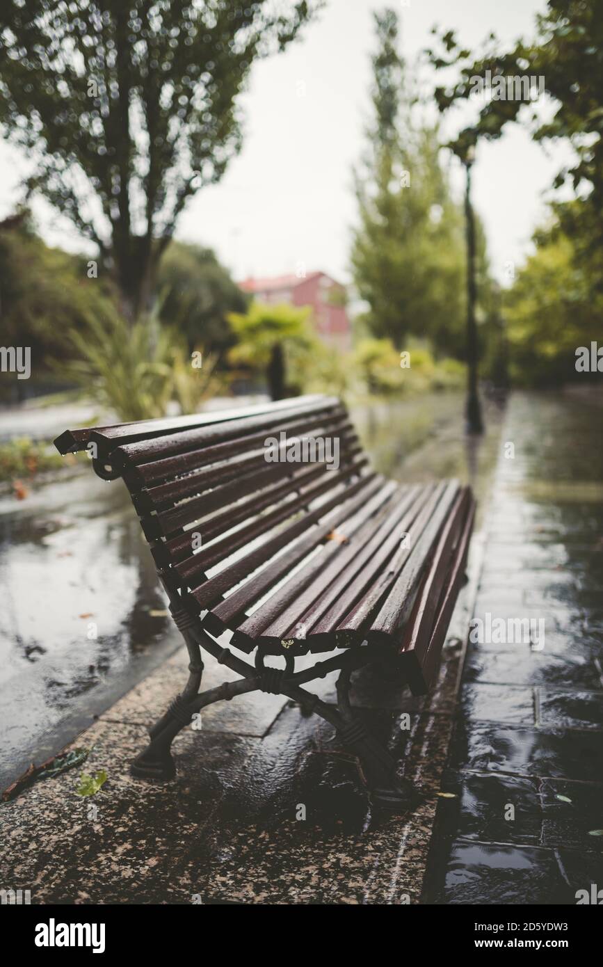 Spanien, Galicien, Ferrol, Sitzbank in eine Promenade, Regen Stockfoto