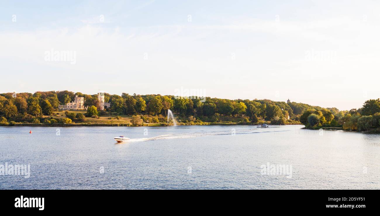 Deutschland, Potsdam, Babelsberg, Blick auf Schloss Babelsberg mit Tiefsee im Vordergrund Stockfoto