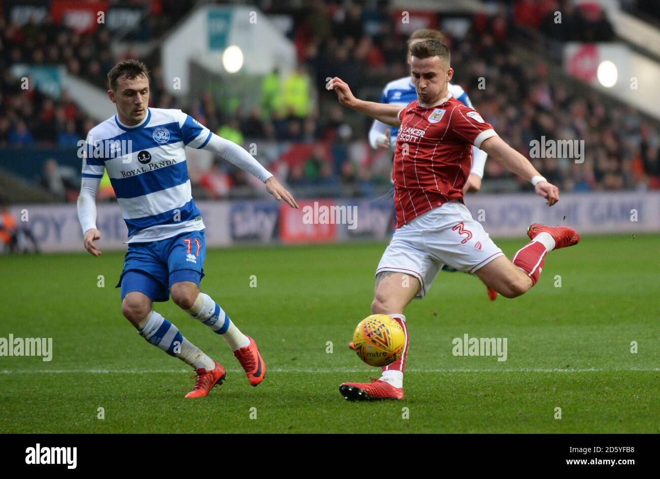 Joe Bryan von Bristol City und Josh Scowen von Queens Park Rangers Stockfoto