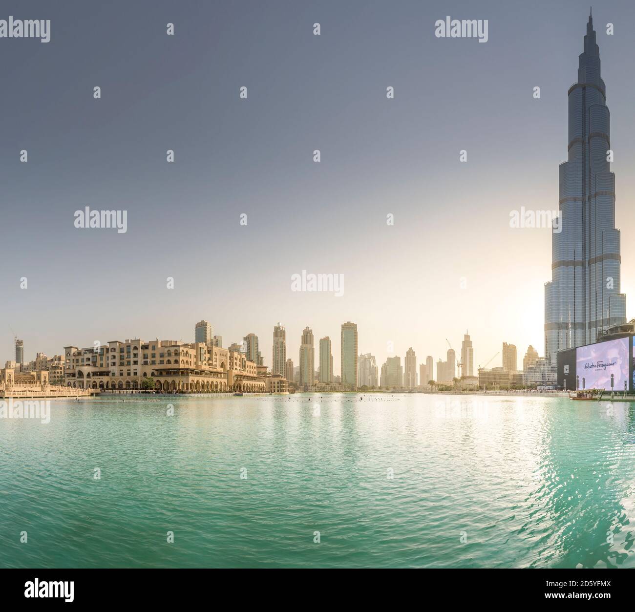 Vereinigte Arabische Emirate, Dubai, Burj Khalifa Lake Burj Khalifa und Souk Al Bahar am Abend Stockfoto