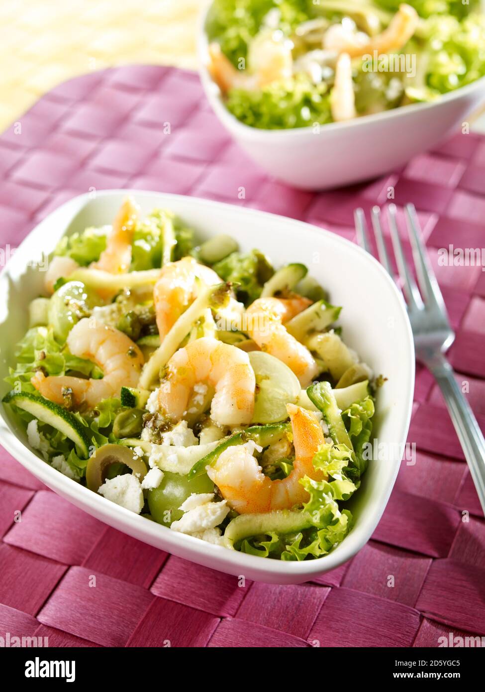 Zucchini-Salat mit Garnelen Stockfoto