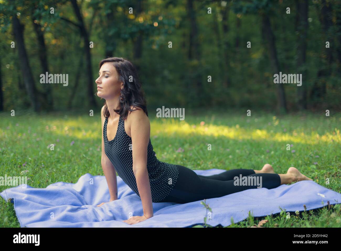 Kroatien, Frau praktiziert Yoga in Kobra Pose, Yoga in der Natur Stockfoto