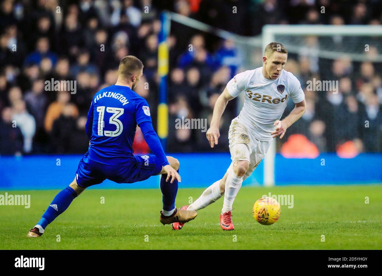 Anthony Pilkington von Cardiff City und Adam Forshaw von Leeds United Für den Ball Stockfoto