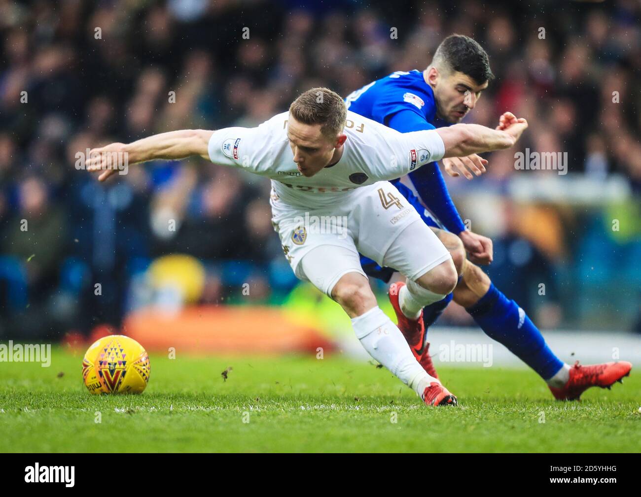 Leeds United's Adam Forshaw und Cardiff City's Callum Paterson kämpfen um den Ball. Leeds United und Cardiff City im Elland Road Stadion. Stockfoto