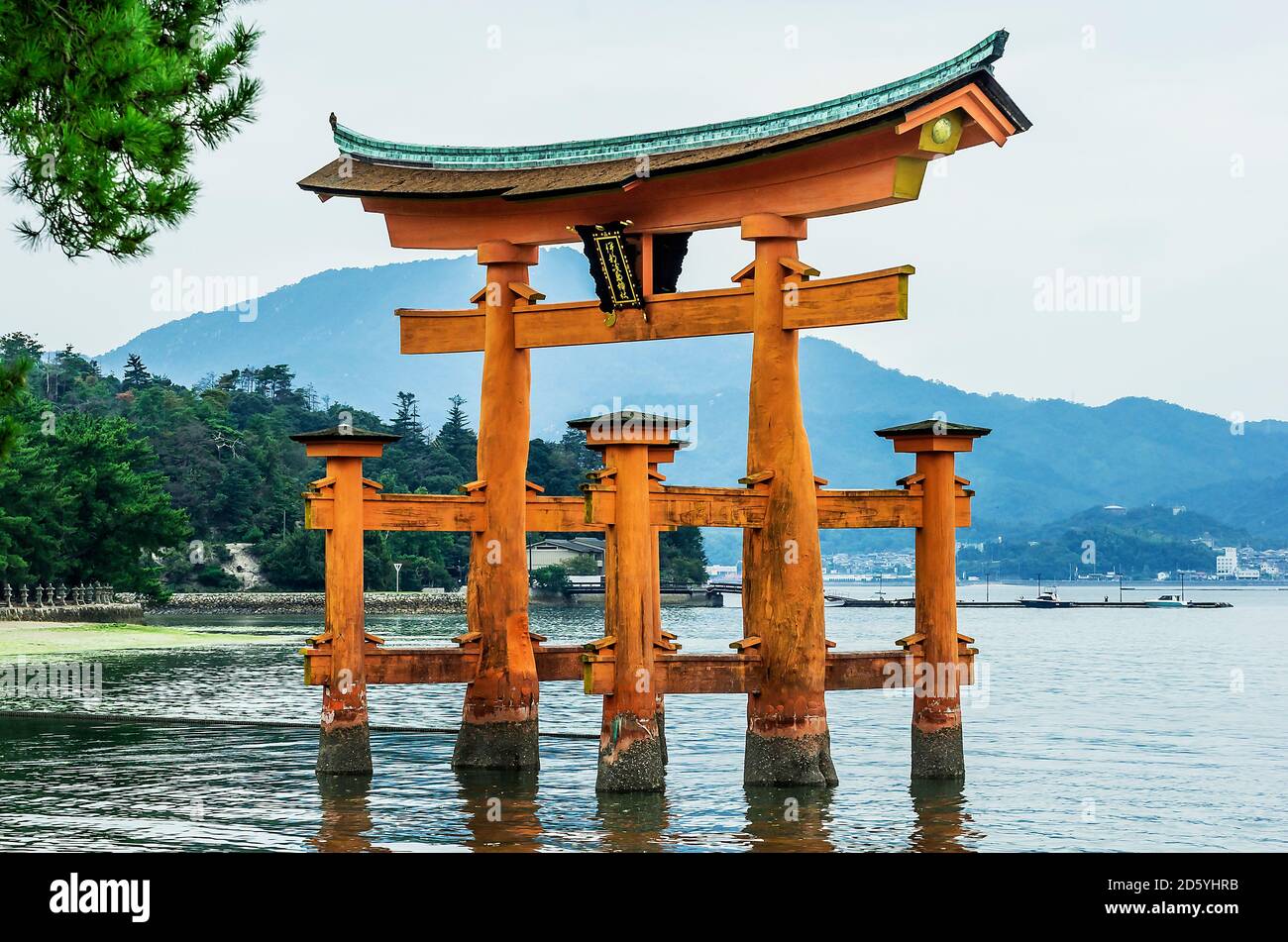 Japan, Miyajima, Blick auf Itsukushima-Schrein an der Seto-Inlandsee Stockfoto