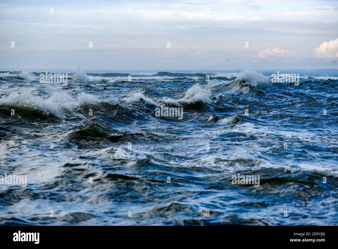 Ein rauer Ozean, raue Wellen auf dem Ozean vor der Küste Frankreichs. Stockfoto