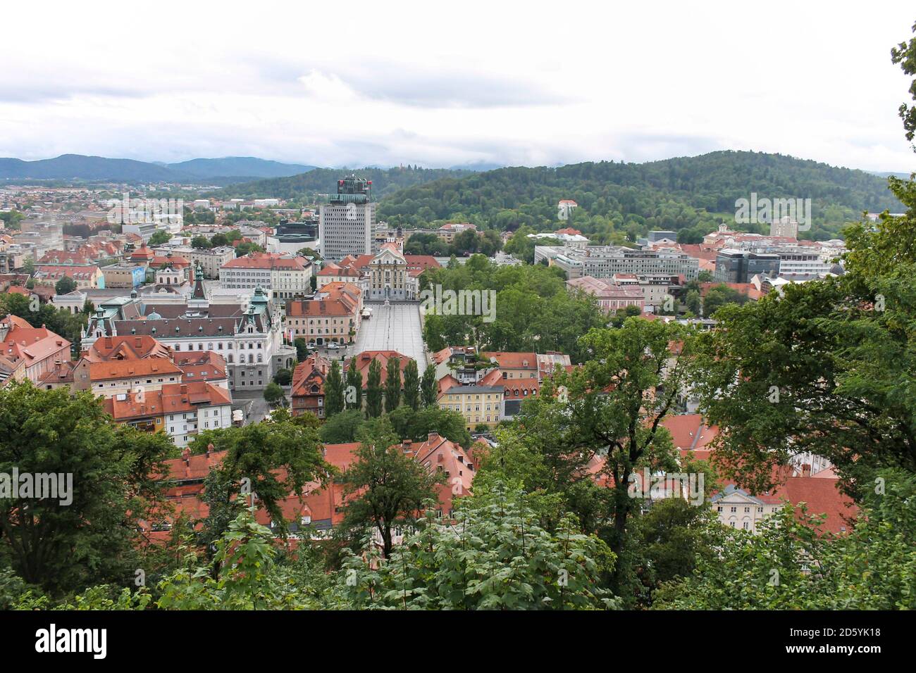 Ljubljana Stadtzentrum Luftaufnahme, Hauptstadt von Slowenien.Kongressni trg und Universität Blick von der Burg. Stockfoto