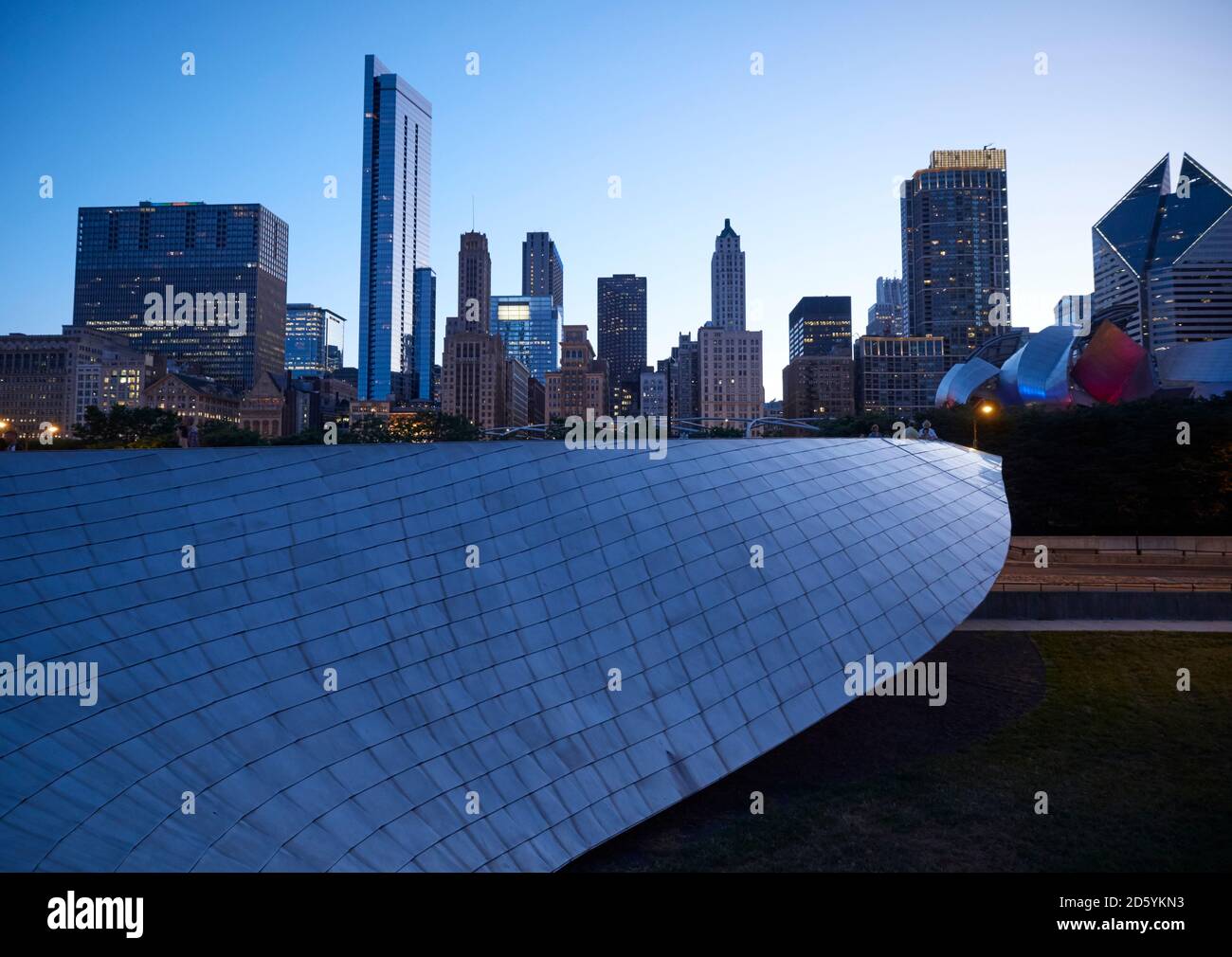 USA, Illinois, Chicago, Skyline, Jay Pritzker Pavilion, BP-Fußgängerbrücke Stockfoto