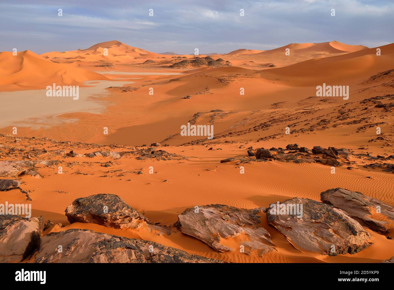 Afrika, Algerien, Sahara, Nationalpark Tassili n ' Ajjer, Tadrart-Region, Sanddünen und Ton pan am südlichen Oued In Tehak Stockfoto