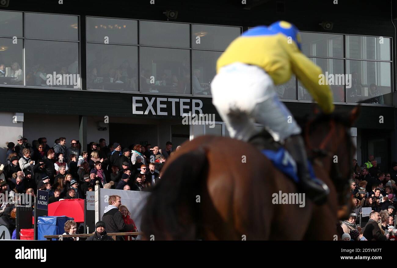 Ein Pferd überquert die Linie nach dem Lauf in der 188Bet Daily Racing Specials ‘National Hunt’ Novizen’ Hürde während Super Sunday Auf der Rennbahn von Exeter Stockfoto