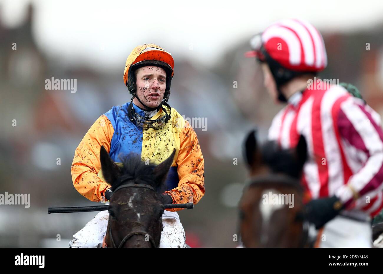 Andrew Tinkler auf Flashjack macht seinen Weg zurück nach Gewinnen der John Lockley 60th Birthday Celebration Handicap Hürde während Gentlemen's Raceday auf der Warwick Racecourse Stockfoto