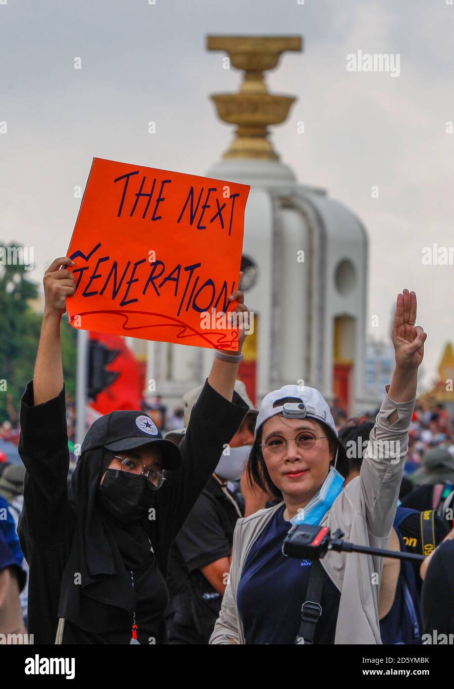 Während der Demonstration grüßen regierungsfeindliche Demonstranten mit drei Fingern: Tausende von Demonstranten marschierten in Richtung Regierungshaus in Bangkok und forderten den Rücktritt von Thailands Premierminister Prayuth Chan-ocha und Reformen in der Monarchie. Stockfoto