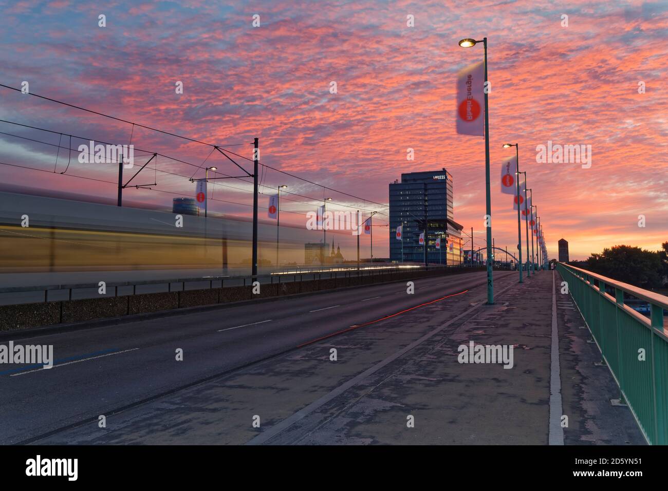 Deutschland, Köln, Lanxess Tower und Severinsbrücke bei Dämmerung Stockfoto